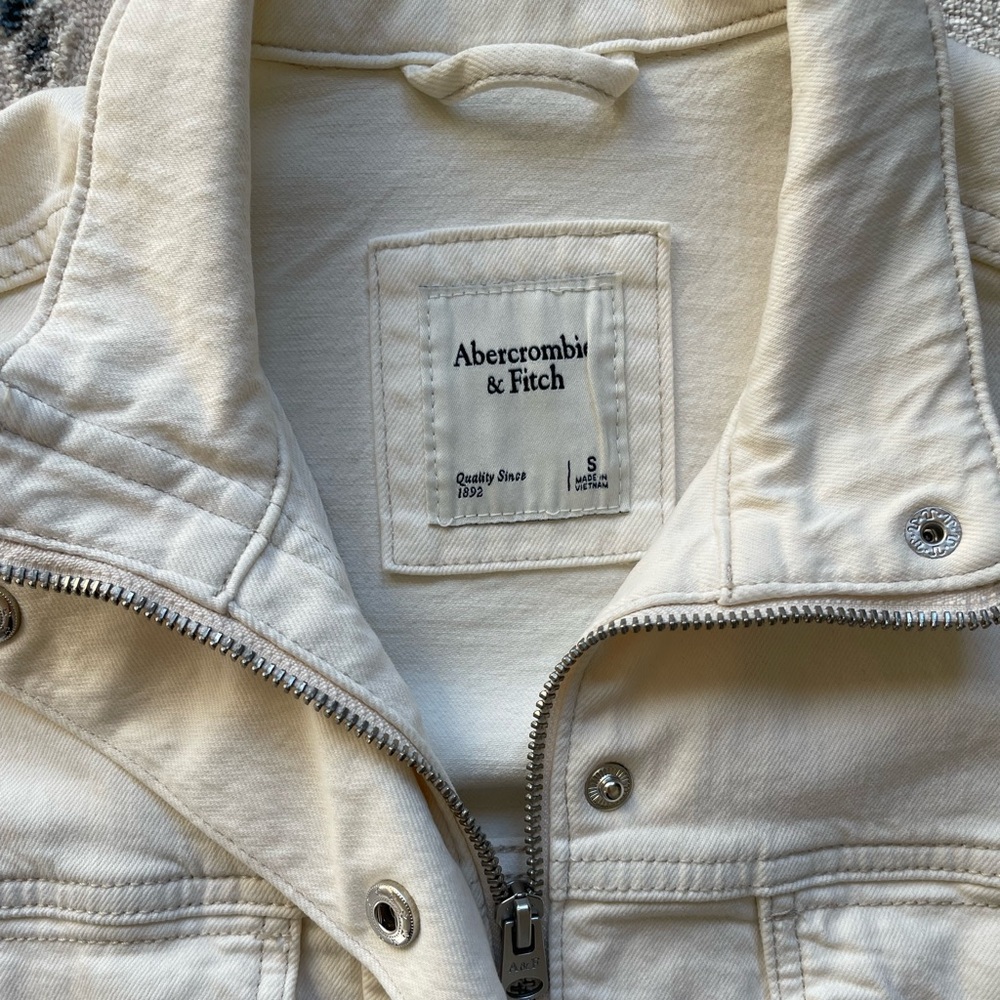 Abercrombie & Fitch Off White Cropped Denim Trucker Jacket - Picture 2 of 4